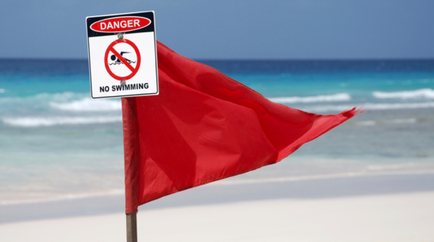 https://www.radioalgerie.dz/news/sites/default/files/Drapeau-rouge-noyade-baignade-plage-mer.png